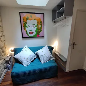 Appartamento Romantic Tiny House Inside Montmartre, Parigi